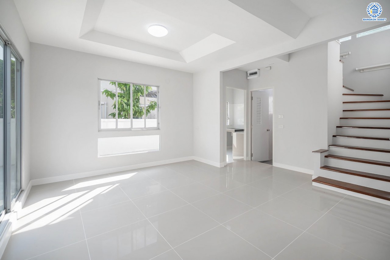 บ้านมือสองตกแต่งใหม่ โครงการ พฤกษ์ลดา พุทธสาคร แบรนด์ LH รองรับทุกความสุข เนื้อที่ 53.1 ตร.ว. ฟังก์ชัน 3 ห้องนอน 2 ห้องน้ำ จอดรถได้ 2 คัน บนทำเลใกล้ The Mall บางแค และเชื่อมต่อถนนเพชรเกษม, ถนนพุทธมณฑลสาย4 ใกล้โครงการรถไฟฟ้าสายสีน้ำเงิน "สถานีหลักสอง"